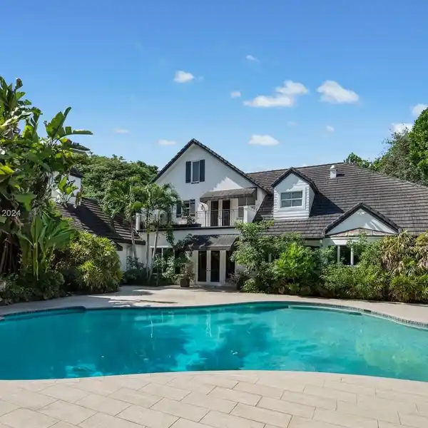 EXCEPTIONAL SIX BEDROOM ESTATE IN PRIME NORTH PINECREST