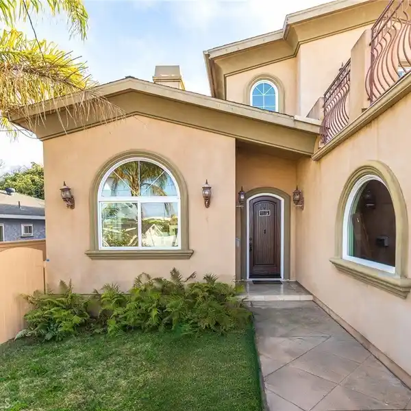 SPACIOUS AND THOUGHTFULLY DESIGNED HOME IN THE HEART OF EL SEGUNDO