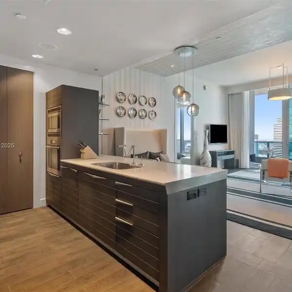 ELEGANT AND UNIQUE ESTATE IN MIAMI