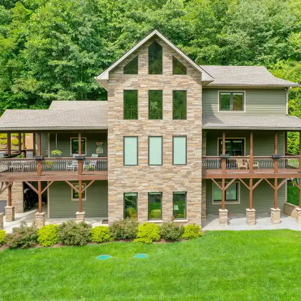 STUNNING HOME OFFERING BREATHTAKING MOUNTAIN VIEWS