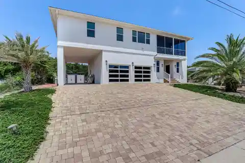 Low-maintenance Furnished Home Steps to the Beach