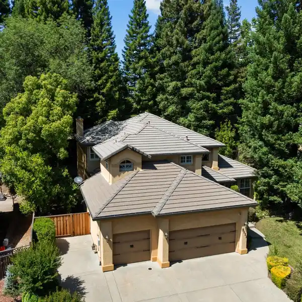 PICTURESQUE HOME IN DESIRABLE TREELAKE