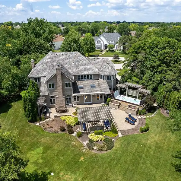 CUSTOM-BUILT STUNNER ON A SHOW-STOPPING LOT