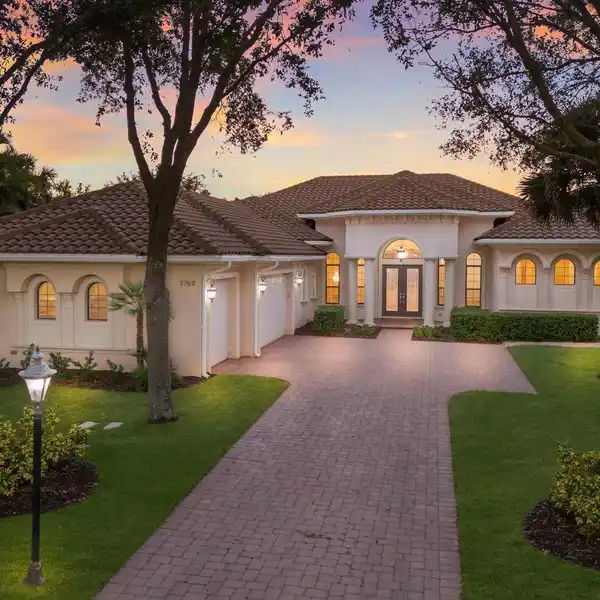 BEAUTIFUL CUSTOM HOME IN THE FOUNDERS CLUB