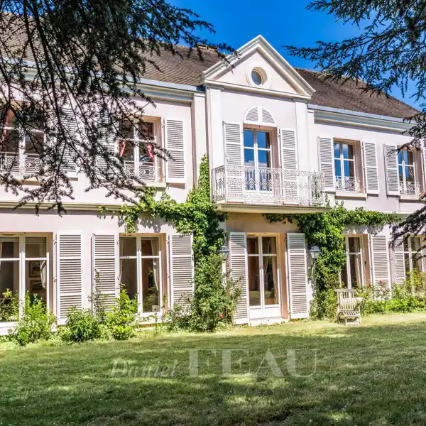 ARCHITECT-DESIGNED HOME IN SPACIOUS LEAFY GROUNDS