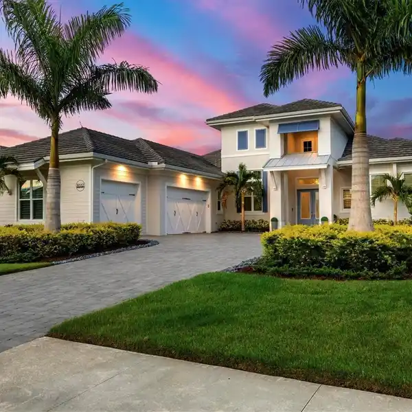 LAKEFRONT LUXURY ESTATE WITH PRIVATE CASITA RETREAT