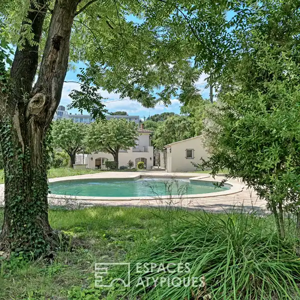 EXCEPTIONAL PROPERTY STEPS FROM MAISON CARRéE