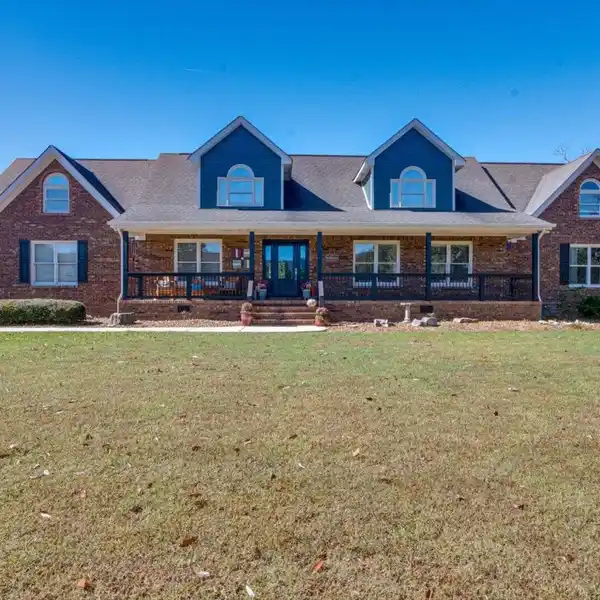 ELEVATED CUL-DE-SAC RETREAT WITH STRIKING MOUNTAIN VIEWS