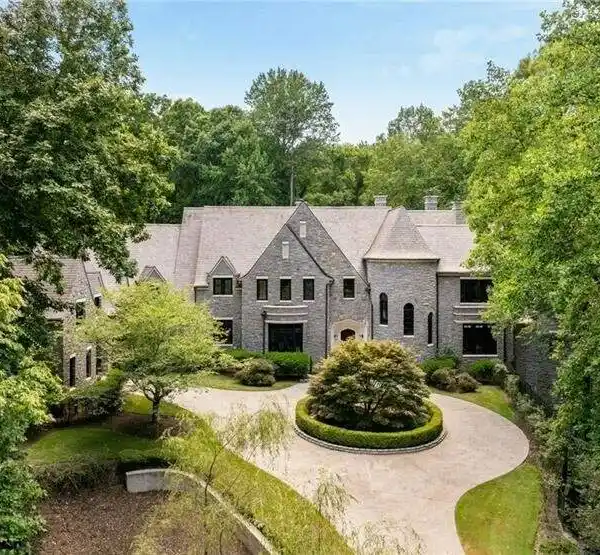 TIMELESS ARCHITECTURE MEETS MODERN TECH ELEGANCE