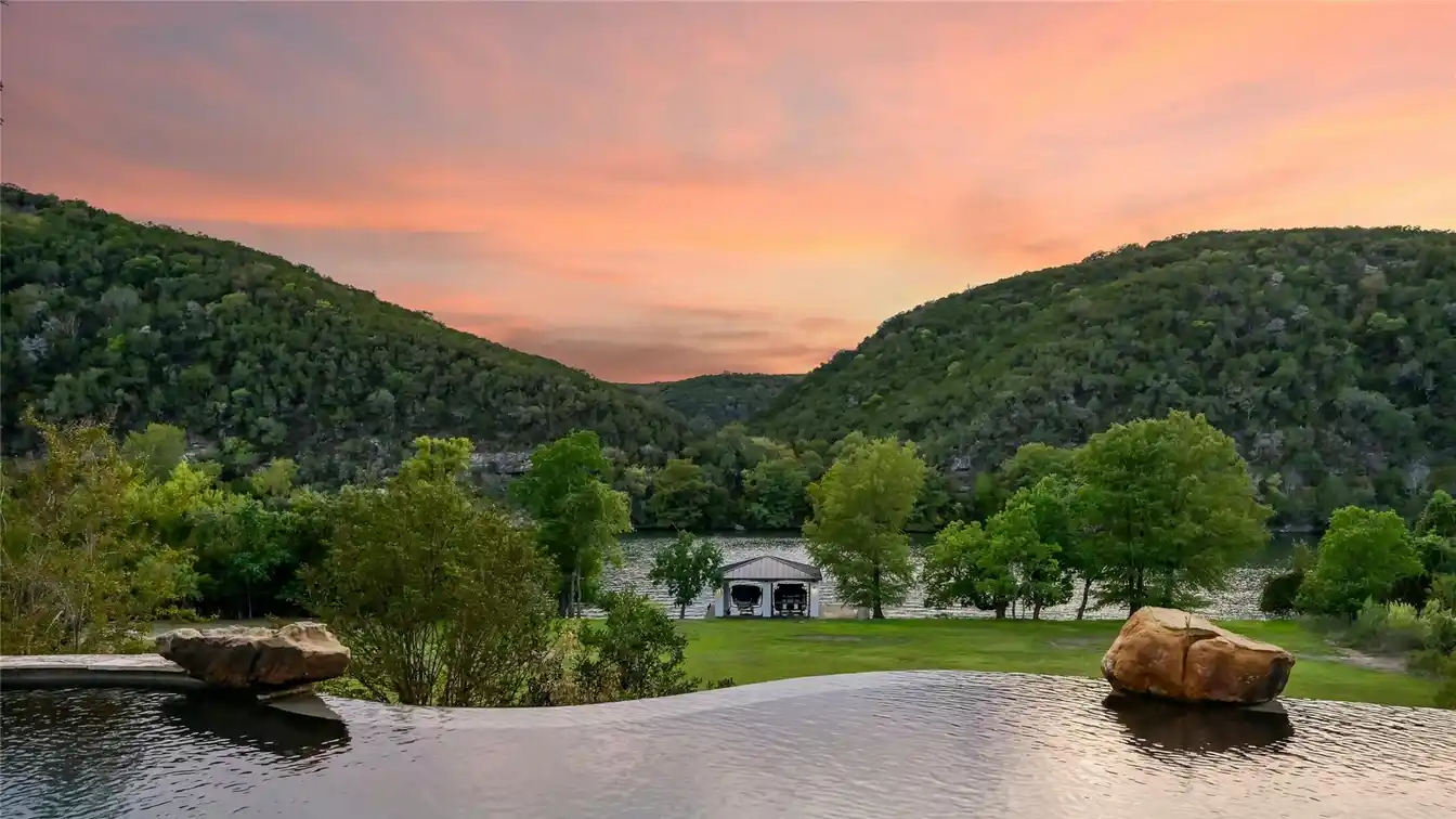 Modern Luxury Residence in Prestigious Lake Austin Enclave