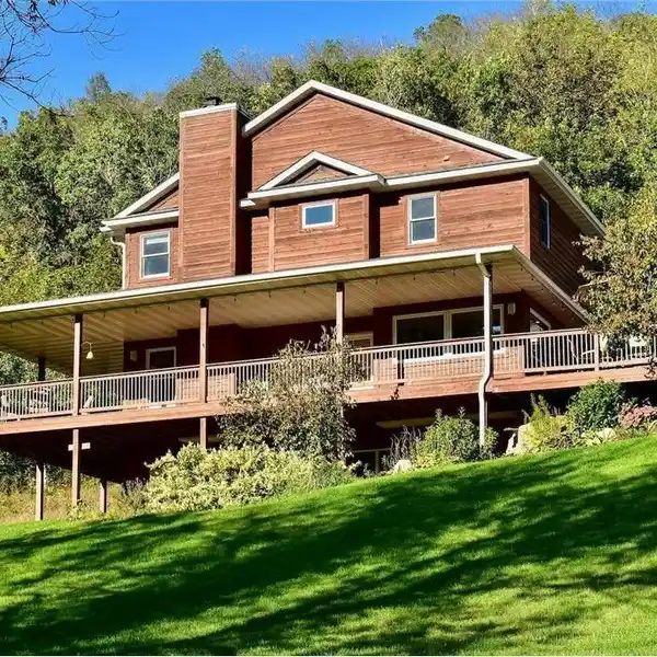 BEAUTIFUL CEDAR HOUSE ON THE HILL