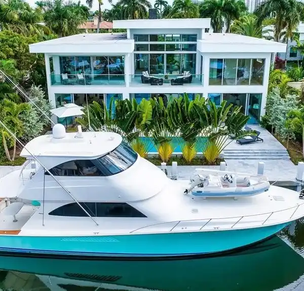 CHIC NEW CONSTRUCTION ON DEEP WATER