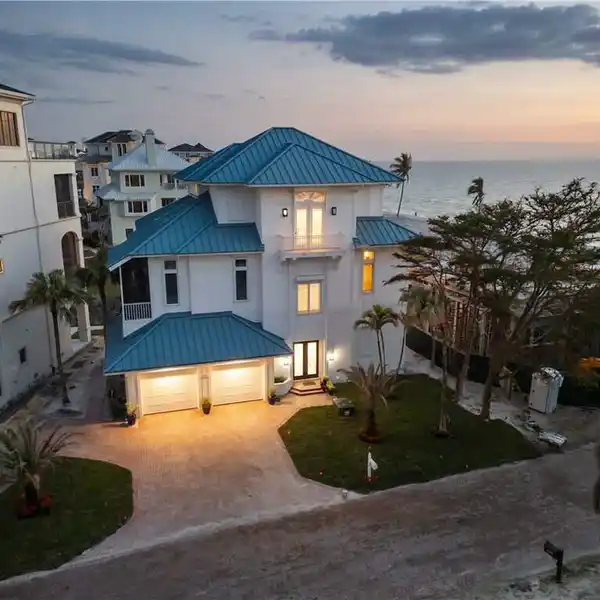 REMARKABLE RESIDENCE IN COVETED BEACH GARDENS