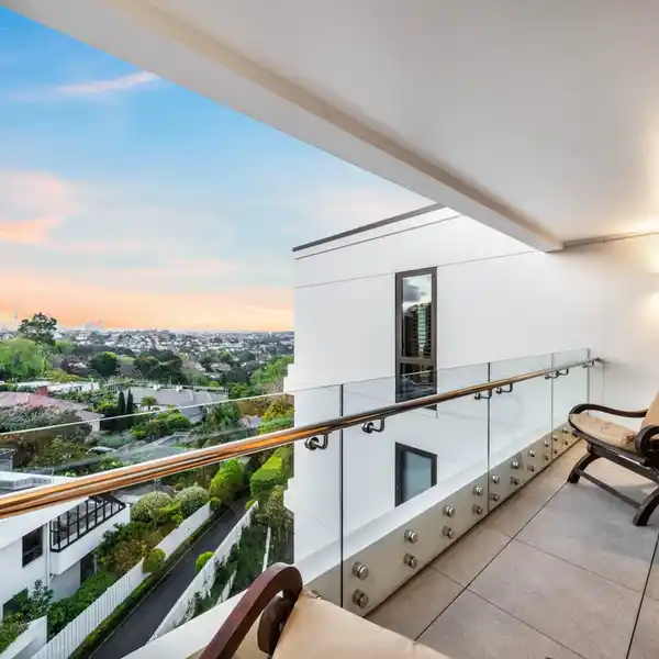 SLEEK PENTHOUSE ON THE EDGE OF REMUERA VILLAGE