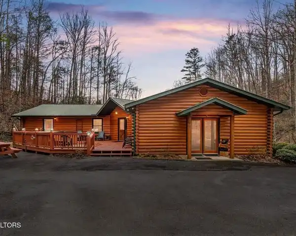 PRIVATE ONE-LEVEL CABIN NEAR DOWNTOWN