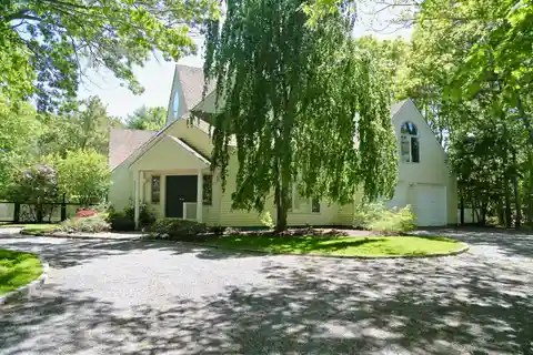 Cozy Home with an Enclosed Porch Overlooking the Pool