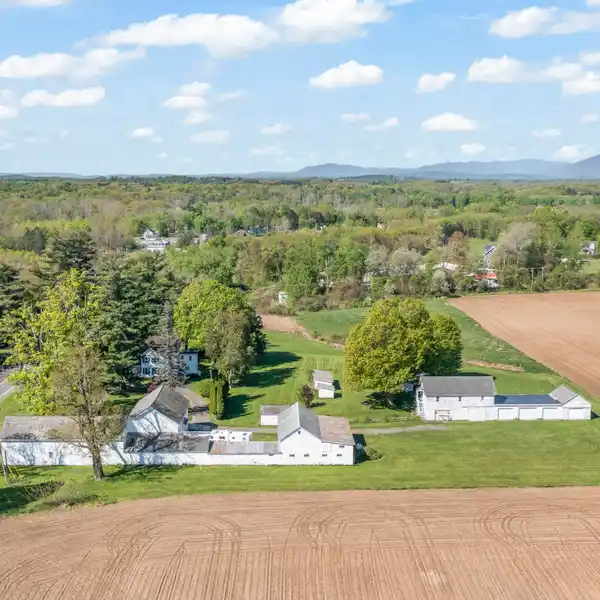 CLASSIC FARMHOUSE IN A PEACEFUL SETTING