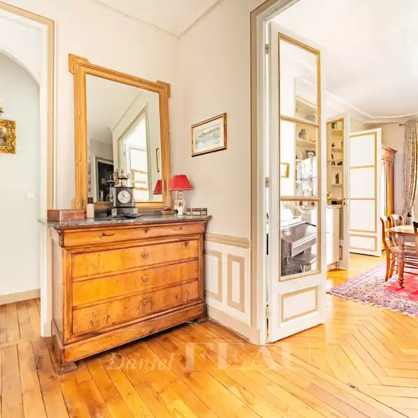 CLASSIC 1920S APARTMENT WITH CELLAR AND STORAGE