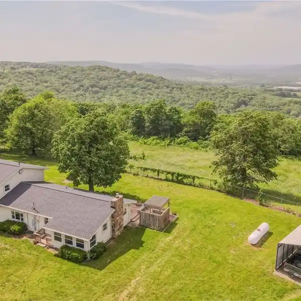 EXPANSIVE HOBBY FARM