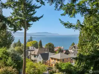 South Hill Retreat with Endless Views