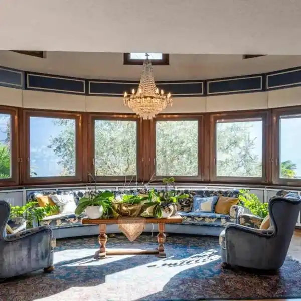 STRIKING PROPERTY WITH LAKE AND MOUNTAIN VIEWS