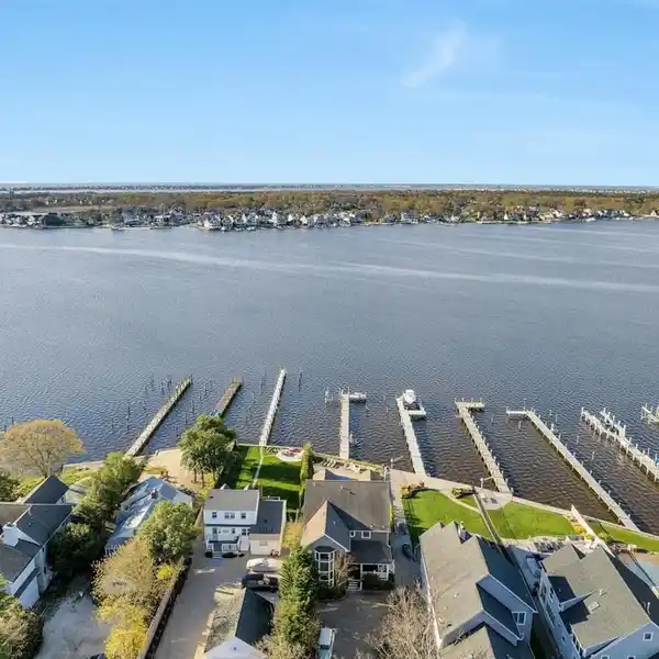 DREAM HOME ON THE WATER