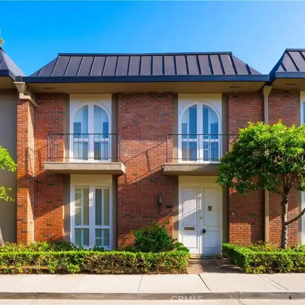 TIMELESS HOME IN CRAVENS COURT ON MILLIONAIRE'S ROW
