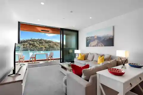 Spacious and Unique Catalina Bay Apartment