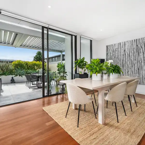 CHIC OPEN-PLAN PENTHOUSE WITH ROOFTOP TERRACE