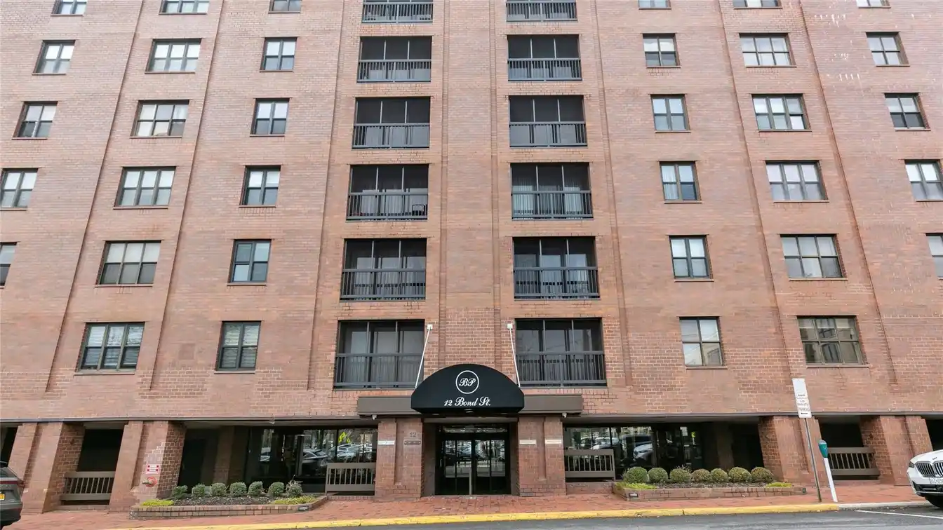 Bright Two Bedroom in a Luxury Building
