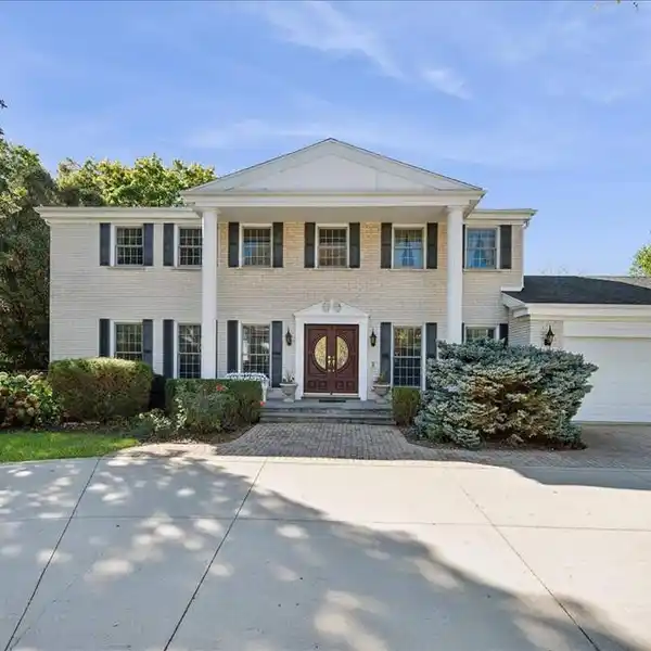 TRANQUIL ACREAGE WITH POOLSIDE PRIVACY