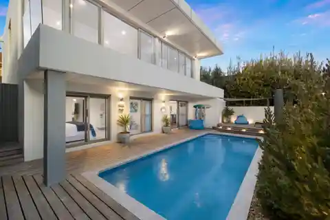 Beachfront Contemporary Entertainer