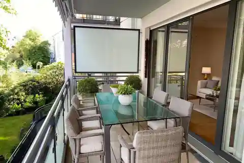 Light-Filled Three-Room Apartment with Large Balcony and Parking Space in a Prime Location