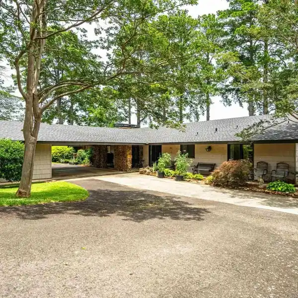 THE PERFECT HOME TO CREATE LASTING MEMORIES BY THE WATER