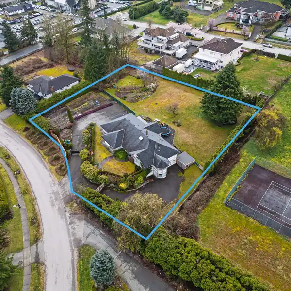 GORGEOUS PROPERTY WITH MOUNTAIN VIEWS