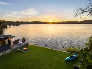 Seven-bedroom Sanctuary on Narrabeen Lake