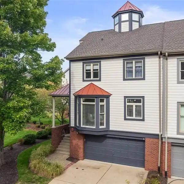 LUXURY ISLAND LIVING MEETS CITY CONVENIENCE