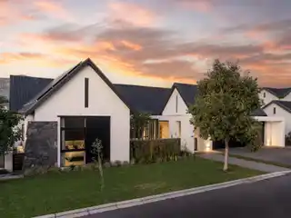 Luxury and Comfort in the Prestigious Val De Vie Estate