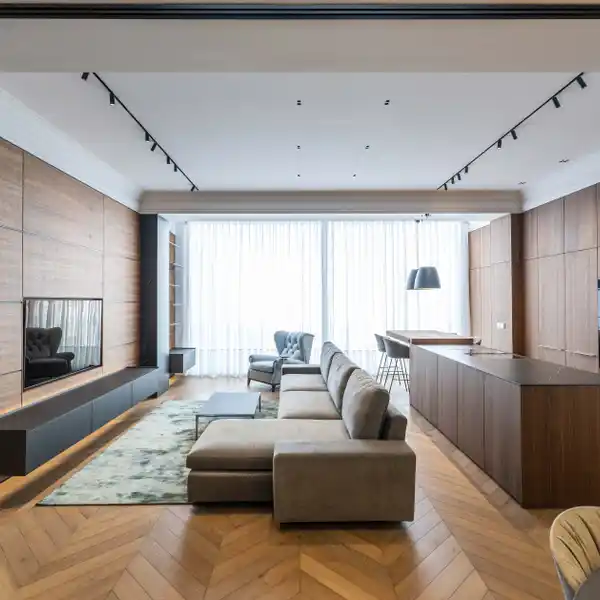 NEWLY RENOVATED LUXURY APARTMENT