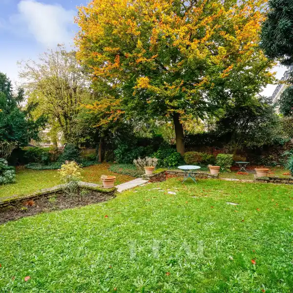 SPACIOUS MILLSTONE-BUILT PROPERTY IN A LEAFY SETTING
