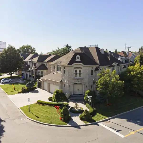 PRESTIGIOUS HOME IN THE HEART OF KIRKLAND