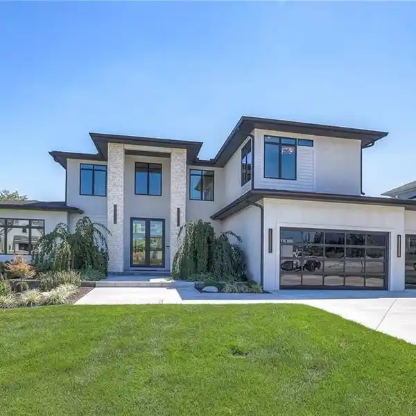 SOPHISTICATED DESIGN WITH EVERYDAY COMFORT