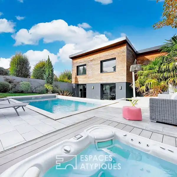 CONTEMPORARY LUXURY RESIDENCE WITH POOL