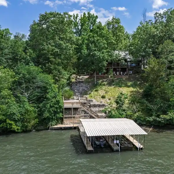 BEAUTIFULLY REMODELED HOME ON LAKE HAMILTON