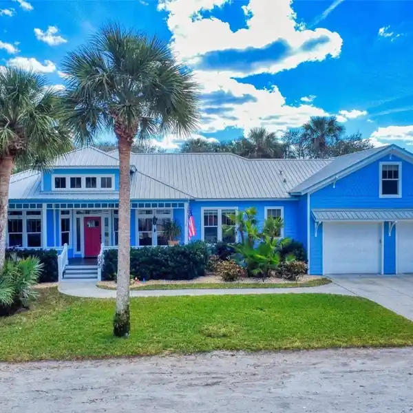 CUSTOM POOL HOME ONE BLOCK FROM THE BEACH