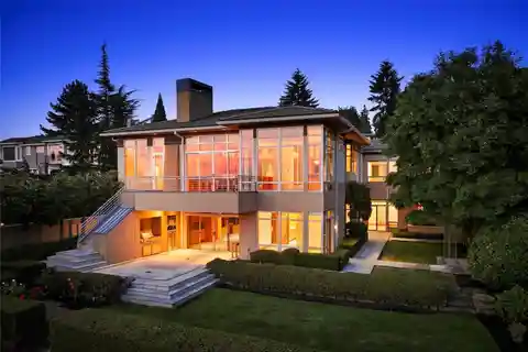 Rare Bluff Setting with an Amazing View