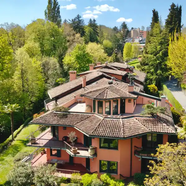 LOVELY SETTING IN CONVENIENT LOCATION