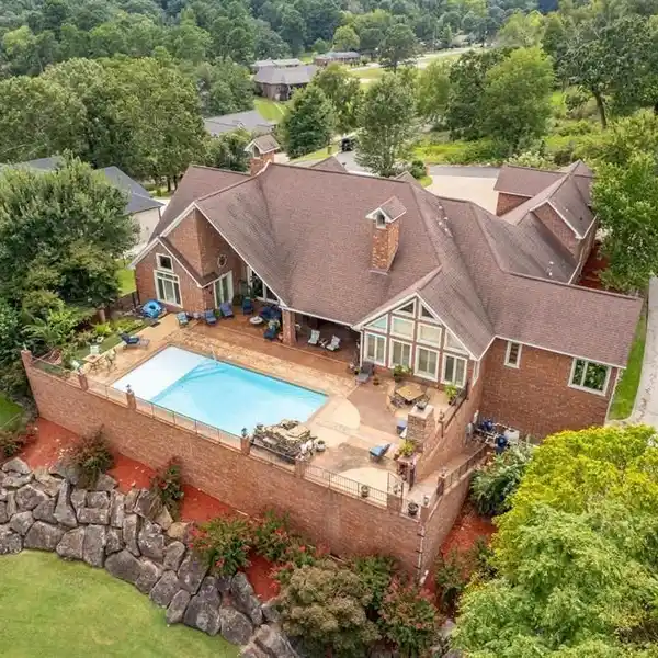 LUXURY LAKE HAMILTON RETREAT