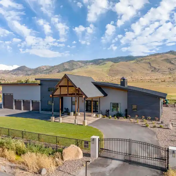 IMPRESSIVE CUSTOM MOUNTAIN MODERN HOME