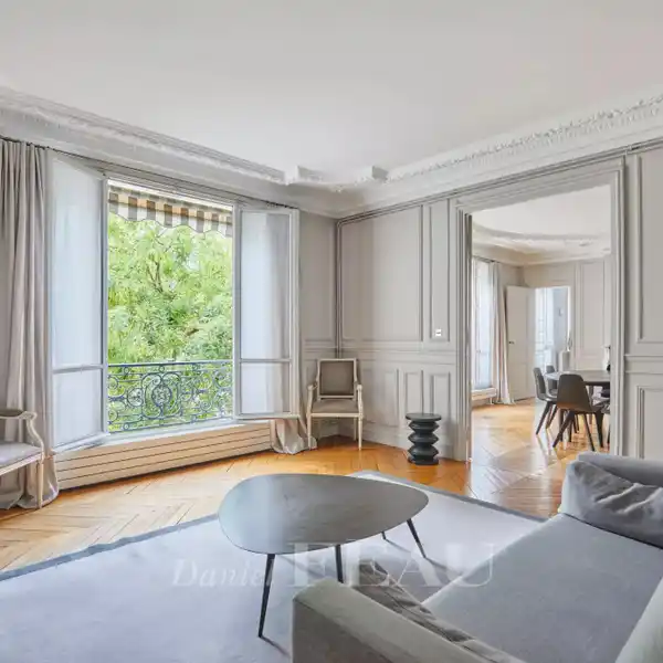 BRIGHT AND PEACEFUL APARTMENT OVERLOOKING GARDEN